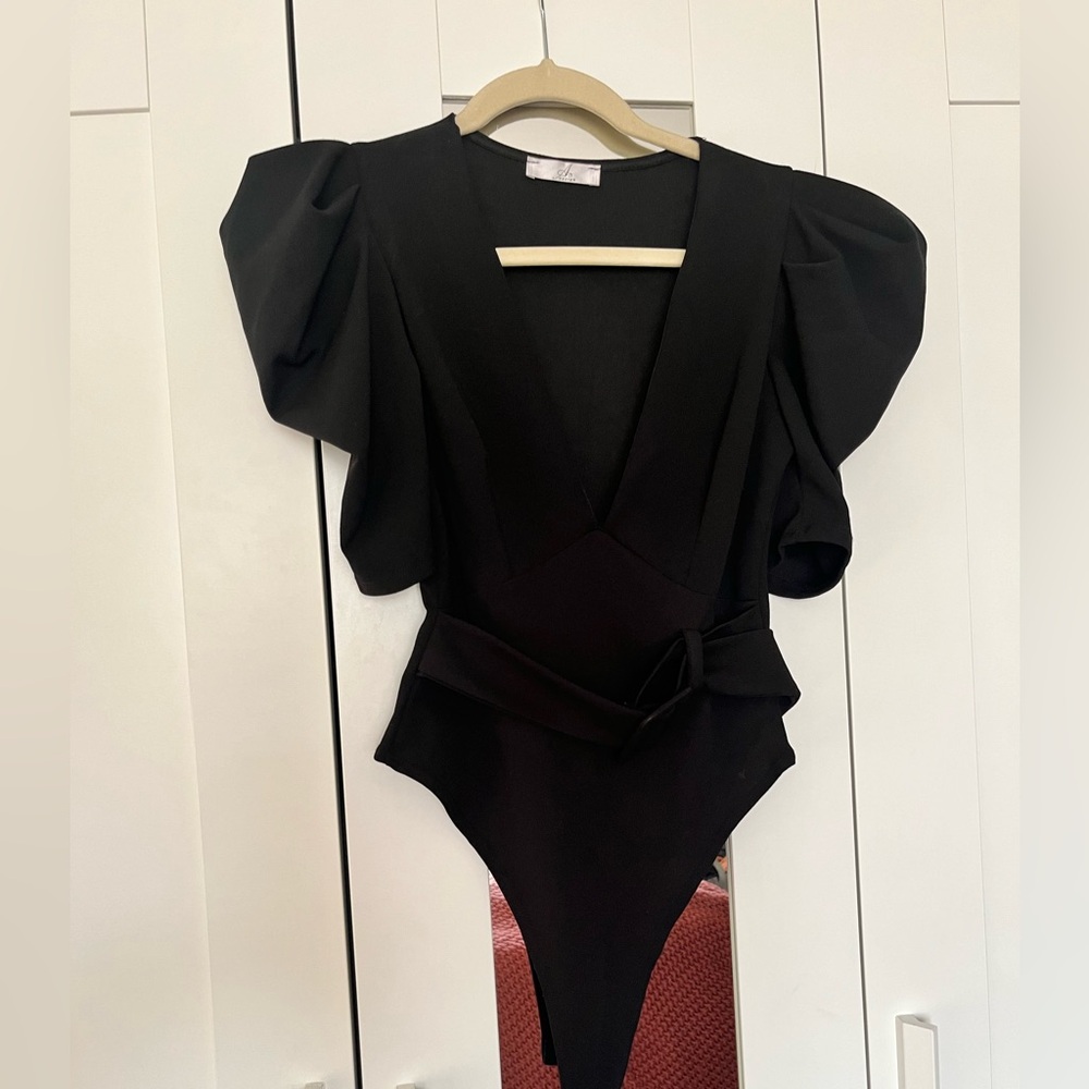 Black body suit with belt and puffy sleeves